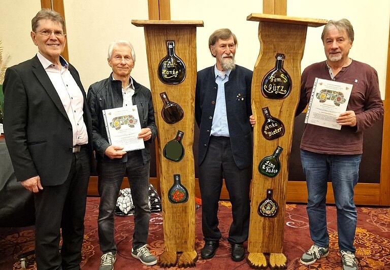Zu Ehrenmitgliedern ernannte die Versammlung Hubert Hanke und Dieter Gürz. Neben der von Burkard Löffler (links) überreichten Urkunde hatte sich Heiner Bauer (Bildmitte) ein besonderes Präsent einfallen lassen: Der Hobbykünstler kreierte für die neuen Ehrenmitglieder jeweils eine mit Bocksbeuteln verzierte Holzstele. Zu Ehrenmitgliedern ernannte die Versammlung Hubert Hanke und Dieter Gürz. Neben der von Burkard Löffler (links) überreichten Urkunde hatte sich Heiner Bauer (Bildmitte) ein besonderes Präsent einfallen lassen: Der Hobbykünstler kreierte für die neuen Ehrenmitglieder jeweils eine mit Bocksbeuteln verzierte Holzstele.