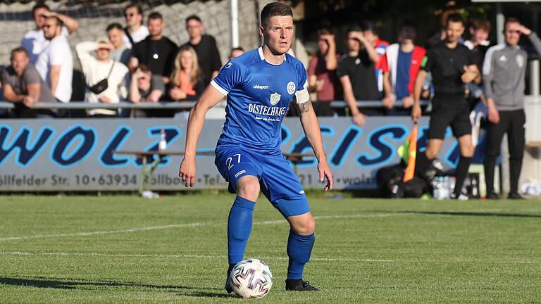 Dennie Michel vom Würzburger FV 04 führt den Ball im Relegationshinspiel gegen den TuS Röllbach. Die Würzburger gewannen alle vier Entscheidungsspiele und treten dadurch weiterhin in der Fußball-Bayernliga an. Dennie Michel vom Würzburger FV 04 führt den Ball im Relegationshinspiel gegen den TuS Röllbach. Die Würzburger gewannen alle vier Entscheidungsspiele und treten dadurch weiterhin in der Fußball-Bayernliga an.