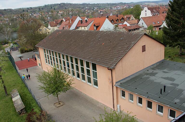 Für eine regenerative Heizanlage mittels Luftwasser- oder Wasserwasser-Wärmepumpe wäre eine Photovoltaik-Anlage einschließlich Batteriespeicher auf dem Dach der Vitusschule und beziehungsweise oder dem Dach der Turnhalle (im Bild) vonnöten, was jedoch aus statischen Gründen bautechnisch ohne vorherige Ertüchtigung der Dächer nicht möglich ist. Für eine regenerative Heizanlage mittels Luftwasser- oder Wasserwasser-Wärmepumpe wäre eine Photovoltaik-Anlage einschließlich Batteriespeicher auf dem Dach der Vitusschule und beziehungsweise oder dem Dach der Turnhalle (im Bild) vonnöten, was jedoch aus statischen Gründen bautechnisch ohne vorherige Ertüchtigung der Dächer nicht möglich ist.