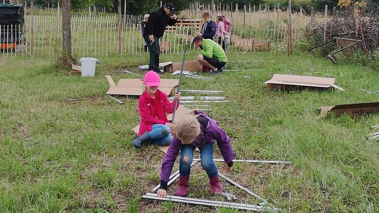 Ein Lehrgarten, den kleine und große Gartenfreunde nutzen dürfen, entstand am Überlaufbecken Richtung Aura. Das Projekt realisierte der Verein für Gartenpflege und Landschaftskultur Elfershausen mit Mitteln aus dem Regionalbudget.       -  Ein Lehrgarten, den kleine und große Gartenfreunde nutzen dürfen, entstand am Überlaufbecken Richtung Aura. Das Projekt realisierte der Verein für Gartenpflege und Landschaftskultur Elfershausen mit Mitteln aus dem Regionalbudget.