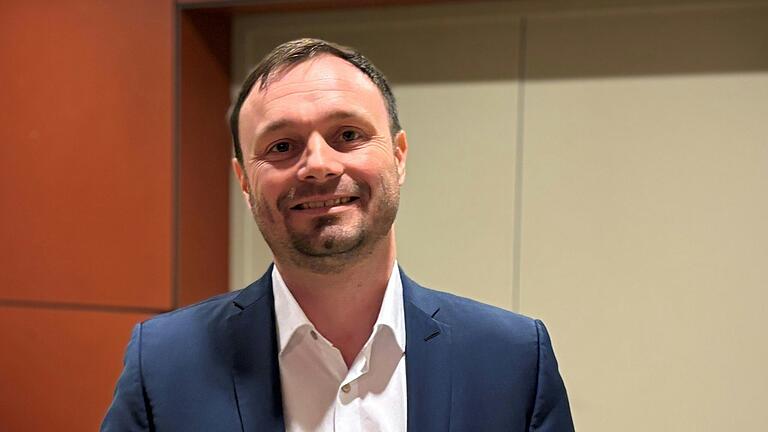 Frank Albert ist seit vier Jahren Wirtschaftsförderer am Kitzinger Landratsamt. Er sagt: 'Handwerk hat goldene Zeiten.' Frank Albert ist seit vier Jahren Wirtschaftsförderer am Kitzinger Landratsamt. Er sagt: 'Handwerk hat goldene Zeiten.'
