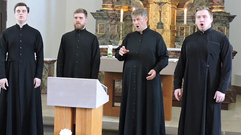 Keine Fremden in St. Elisabeth: Unter Leitung von Dr. Vladislav Belikov (Dritter von links) gastierte der Moskauer St.-Daniels-Chor zum wiederholten Mal in der Kirche am Sommerberg mit (von links) den Tenören Aleksander Borodeko und Mikail Nor sowie Kyrill Kapatschinskij (Bass).