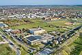 Blick auf das Kessler Field in Schweinfurt, von Süd-Osten aus. Im Vordergrund die ehemalige Bowling-Halle und die DDC-Factory. Auf der Grünfläche sowie dem Gelände des früheren Reitvereins entsteht das neue Klimadorf, im Bereich des Baseballfeldes kommen Einfamilienhäuser.