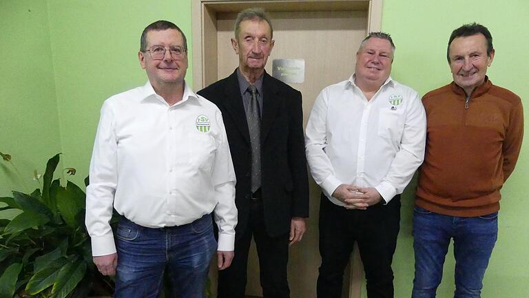 Der Bayerische Fußball-Verband (BFV) ehrte Michael Ferger (links) und Jochen Straub (3. von links). Der langjährige Schiedsrichter Lothar Erhard (2. von links) erhielt eine Würdigung. Rechts Vereinsehrenamtsbeauftragter Reiner Borst. - Der Bayerische Fußball-Verband (BFV) ehrte Michael Ferger (links) und Jochen Straub (3. von links). Der langjährige Schiedsrichter Lothar Erhard (2. von links) erhielt eine Würdigung. Rechts Vereinsehrenamtsbeauftragter Reiner Borst. Der Bayerische Fußball-Verband (BFV) ehrte Michael Ferger (links) und Jochen Straub (3. von links). Der langjährige Schiedsrichter Lothar Erhard (2. von links) erhielt eine Würdigung. Rechts Vereinsehrenamtsbeauftragter Reiner Borst. - Der Bayerische Fußball-Verband (BFV) ehrte Michael Ferger (links) und Jochen Straub (3. von links). Der langjährige Schiedsrichter Lothar Erhard (2. von links) erhielt eine Würdigung. Rechts Vereinsehrenamtsbeauftragter Reiner Borst.