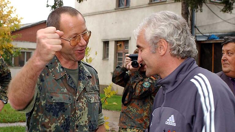 Fußball-Nationalmannschaft besucht SFOR Truppe - DFB-Teamchef Rudi Völler (r) wird beim Besuch bei den deutschen Soldaten der SFOR-Truppe im Feldlager Raijlovac in Sarajevo von Oberst Gerhard Stelz begrüßt. Fußball-Nationalmannschaft besucht SFOR Truppe - DFB-Teamchef Rudi Völler (r) wird beim Besuch bei den deutschen Soldaten der SFOR-Truppe im Feldlager Raijlovac in Sarajevo von Oberst Gerhard Stelz begrüßt.