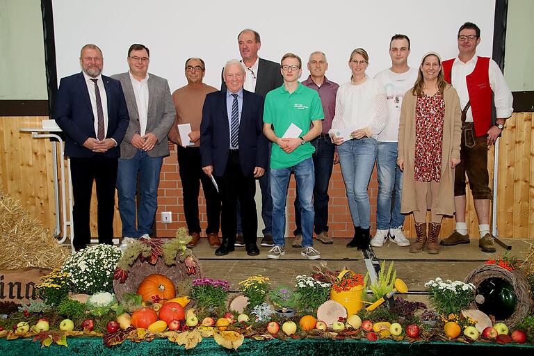 Das tatkräftige Engagement der Vorstandsmitglieder des Obst- und Gartenbauvereins Leinach wurde mit jeweils einer Ehrenamtskarte honoriert. Mit im Bild Landrat und Kreisvorsitzender Thomas Eberth(links) sowie Bürgermeister Arno Mager (2.v.l.) und Vorsitzende Jessica Tokarek (2.v.r.). Das tatkräftige Engagement der Vorstandsmitglieder des Obst- und Gartenbauvereins Leinach wurde mit jeweils einer Ehrenamtskarte honoriert. Mit im Bild Landrat und Kreisvorsitzender Thomas Eberth(links) sowie Bürgermeister Arno Mager (2.v.l.) und Vorsitzende Jessica Tokarek (2.v.r.).