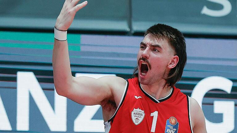 Zac Seljaas beim Jubel mit den Fans. Der Kapitän der Würzburg Baskets zeigte am Sonntagnachmittag immer wieder seine Emotionen. Zac Seljaas beim Jubel mit den Fans. Der Kapitän der Würzburg Baskets zeigte am Sonntagnachmittag immer wieder seine Emotionen.