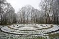 Luitpolds  Loipe im  ersten Schnee       -  Wenn Bad Kissingen wollte, könnte es sich über Kur und Kultur hinaus auch als Wintersportort vermarkten. Die Voraussetzungen, siehe unser Bild, wären gegeben. Die Loipe im Luitpoldpark war am Donnerstagmorgen beim ersten Schnee der Kissinger Wintersaison perfekt gespurt. Gut, im Sommer dient die Loipe als Barfußpfad, was im Winter aber nichts macht. Da hält sich der Andrang der Barfußgänger ja in engen Grenzen.