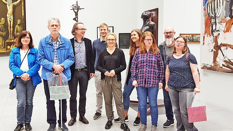 Sie wollen Menschen mit Behinderungen den Zugang zu Museen und Galerien erleichtern (von links): Andrea Schmitt und Erwin Schmitt (Bayerischer Blinden- und Sehbehindertenbund), Dieter Kulke (Fachhochschule Würzburg-Schweinfurt), Stephan Huber (Universität Würzburg), Simone Doll-Gerstendörfer (Universität Würzburg), Ramona Kraus und Sandra Stamatakis (Studierende der Sozialen Arbeit an der FHWS) und Michael Koller (Museen der Diözese Würzburg). Sie wollen Menschen mit Behinderungen den Zugang zu Museen und Galerien erleichtern (von links): Andrea Schmitt und Erwin Schmitt (Bayerischer Blinden- und Sehbehindertenbund), Dieter Kulke (Fachhochschule Würzburg-Schweinfurt), Stephan Huber (Universität Würzburg), Simone Doll-Gerstendörfer (Universität Würzburg), Ramona Kraus und Sandra Stamatakis (Studierende der Sozialen Arbeit an der FHWS) und Michael Koller (Museen der Diözese Würzburg).
