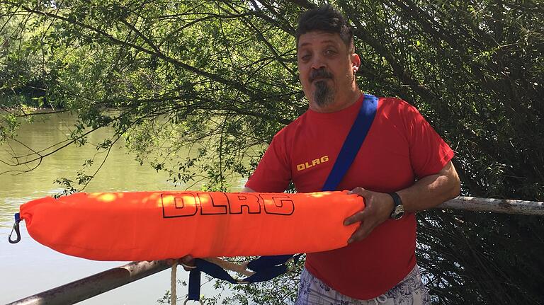 Mit Rettungsboje: DLRG-Bezirksvorsitzender Michael Germer gibt wichtige Tipps. Mit Rettungsboje: DLRG-Bezirksvorsitzender Michael Germer gibt wichtige Tipps.