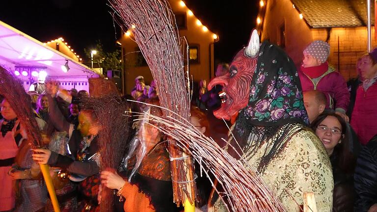Die Hexen, Waldgeister &amp; Co. stürmen zur Walpurgisnacht am 30. April wieder den Dorfplatz in Krum.