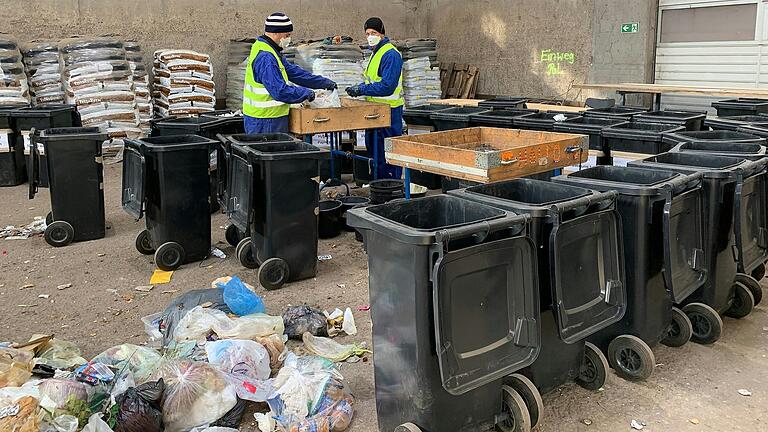 Wie viel Restmüll fällt pro Einwohner an und was landet eigentlich alles in der schwarzen Tonne? Nach zehn Jahren hat der Landkreis Kitzingen das im Herbst 2023 untersuchen lassen und das Ergebnis jetzt vorgestellt. Wie viel Restmüll fällt pro Einwohner an und was landet eigentlich alles in der schwarzen Tonne? Nach zehn Jahren hat der Landkreis Kitzingen das im Herbst 2023 untersuchen lassen und das Ergebnis jetzt vorgestellt.