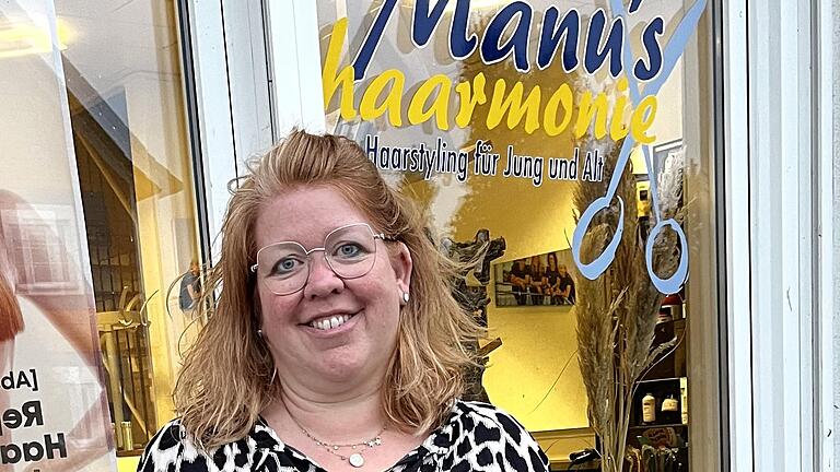 Manu heute vor ihrem Friseursalon - Manu heute vor ihrem Friseursalon Manu heute vor ihrem Friseursalon - Manu heute vor ihrem Friseursalon