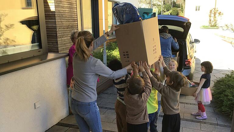 Stolz verluden die Kinder der Kita St. Konrad in der Gartenstadt die gesammelten Haushaltsartikel, Spielzeug u.v.m.