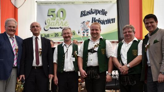 Beim Jubiläum der Blaskapelle Hofstetten präsentieren sich (von links) Bürgermeister Claus Bittenbrünn, Landrat Wilhelm Schneider, Vorsitzender Norbert Döll, 2. Vorsitzender Markus Geuß, Dirigent Klaus Rambacher und MdL Steffen Vogel. Beim Jubiläum der Blaskapelle Hofstetten präsentieren sich (von links) Bürgermeister Claus Bittenbrünn, Landrat Wilhelm Schneider, Vorsitzender Norbert Döll, 2. Vorsitzender Markus Geuß, Dirigent Klaus Rambacher und MdL Steffen Vogel.