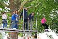 Familien- und Erlebnistag war Publikumsmagnet       -  Der achte Familien- und Erlebnistag auf der Dettelbacher Mainlände war anfangs eine Zitterpartie und am Ende wieder ein Erfolg, heißt es in einer Mitteilung.  Die Veranstalter zeigten sich zufrieden. Worüber sich Landwirte, Winzer, Gärtner und Waldbesitzer eher nicht freuen konnten, war für die Veranstalter auf der Mainlände ein Segen: Die Wolken hielten dicht und lockten so zahlreiche Besucher aufs Festgelände.  Die Jugendarbeit Dettelbach, unterstützt vom Judoclub, dem SPD-Ortsverein, der Umwelt- und Naturschutzgruppe Dettelbach im LBV, dem Deutschen Alpenverein und dem Baumpiraten Stefan Kreß, hatte reichlich Spielmöglichkeiten für die Kleinen vorbereitet.  Abenteuerlich war es beim Baumklettern, bei der Seilbahn und auf der Rollenrutsche. Kaum Grenzen waren dem Bewegungsdrang auch auf der Hüpfburg gesetzt. Beschaulicher ging es im Schmink- und Bastelzelt zu. Auf dem Rasenplatz gab es Gelegenheit für Ball- und Wurfspiele. Für die Kleinsten standen Schaukel, Kriechtunnel und Bällebad zur Verfügung.  Die Erwachsenen konnten es sich am Verpflegungszelt gut gehen lassen und ihren Nachwuchs im Auge behalten. Angegliedert war ein Kinderflohmarkt. An acht Ständen wurden Spielsachen, Textilien, CDs und Bücher verkauft. Am Ende waren alle Getränke und Speisen verkauft, so dass die Kasse der Jugendarbeit wieder gefüllt ist.  Seda Elmas und Julia Eichner von der Jugendarbeit bedankten sich bei allen Helfern im Hintergrund. Besonderer Dank galt Edeka Schliermann für die logistische Unterstützung.
