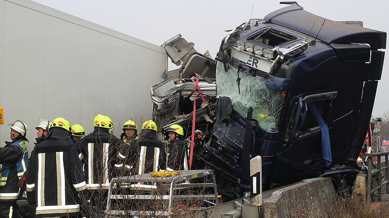 Unfall B 286 - Auf der B286 bei Gerolzhofen sind am Freitagnachmittag zwei Sattelzüge frontal zusammengestoßen. Unfall B 286 - Auf der B286 bei Gerolzhofen sind am Freitagnachmittag zwei Sattelzüge frontal zusammengestoßen.