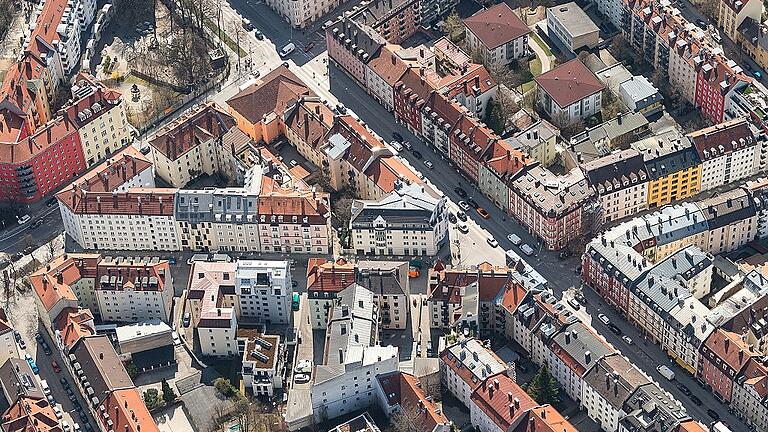 Innenstadt aus der Luft       -  Die Einnahmen aus der Grundsteuer fließen komplett den Städten und Gemeinden zu.