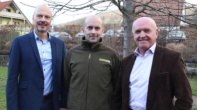 Zur Begrüßung nahmen Klaus Spitzl (links) und Landrat Thomas Habermann Daniel Scheffler als ersten Naturpark-Ranger in ihre Mitte. Zur Begrüßung nahmen Klaus Spitzl (links) und Landrat Thomas Habermann Daniel Scheffler als ersten Naturpark-Ranger in ihre Mitte.