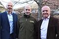 Zur Begrüßung nahmen Klaus Spitzl (links) und Landrat Thomas Habermann Daniel Scheffler als ersten Naturpark-Ranger in ihre Mitte.