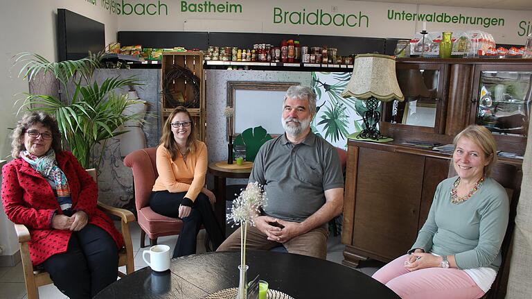 Ein arbeitsreiches Jahr liegt hinter Geschäftsführung und Verkäuferinnenteam des Dorfladens Besengau. Im Bild (von links) Karin Hahn, Nicole Murche, Rolf Mörchel und Renate Molzberger. Ein arbeitsreiches Jahr liegt hinter Geschäftsführung und Verkäuferinnenteam des Dorfladens Besengau. Im Bild (von links) Karin Hahn, Nicole Murche, Rolf Mörchel und Renate Molzberger.