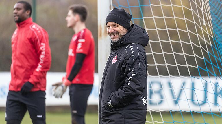 Kickers-Trainer Bernhard Trares hat trotz der schwierigen Lage im Abstiegskampf seinen Optimismus noch nicht verloren. Kickers-Trainer Bernhard Trares hat trotz der schwierigen Lage im Abstiegskampf seinen Optimismus noch nicht verloren.