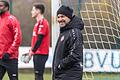 Kickers-Trainer Bernhard Trares hat trotz der schwierigen Lage im Abstiegskampf seinen Optimismus noch nicht verloren.
