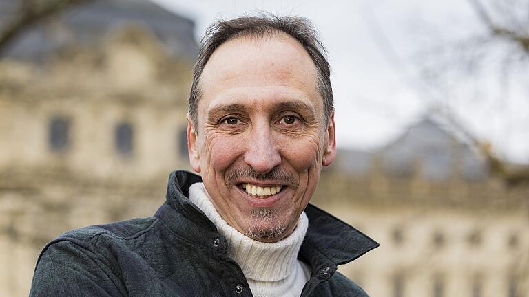 Prof. Alexander Meining bietet am ersten Adventswochenende eine Signierstunde für den Benefiz-Roman „Würzburger Dynamit“ an. Prof. Alexander Meining bietet am ersten Adventswochenende eine Signierstunde für den Benefiz-Roman „Würzburger Dynamit“ an.