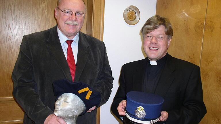 Ein vor einigen Jahren aufgenommenes Bild mit Erinnerungen an den Besuch bei der Schweizergarde in Rom: Sennfelds Altbürgermeister Emil Heinemann und Monsignore Matthias Türk. Ein vor einigen Jahren aufgenommenes Bild mit Erinnerungen an den Besuch bei der Schweizergarde in Rom: Sennfelds Altbürgermeister Emil Heinemann und Monsignore Matthias Türk. 