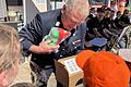 Kreisbrandmeister Volker Hägerich übergibt das neue Maskottchen an die ersten Mitglieder der Kinderfeuerwehr der Marktgemeinde Schondra.       -  Kreisbrandmeister Volker Hägerich übergibt das neue Maskottchen an die ersten Mitglieder der Kinderfeuerwehr der Marktgemeinde Schondra.