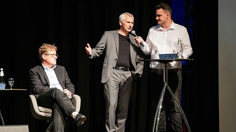 Peter Deml, Werkleiter Siemens Bad Neustadt, (Mitte) im Gespräch mit Main-Post-Redakteur Michael Endres (rechts). Auch Jopp-Geschäftsführer Martin Büchs (links) über die aktuelle Lage in seinem Unternehmen. Peter Deml, Werkleiter Siemens Bad Neustadt, (Mitte) im Gespräch mit Main-Post-Redakteur Michael Endres (rechts). Auch Jopp-Geschäftsführer Martin Büchs (links) über die aktuelle Lage in seinem Unternehmen.