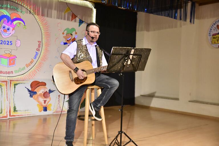 Christian Lübke stellte das Volkslied 'Der Jäger aus Kurpfalz' mit Gitarre und Gesang in den Versionen verschiedener Interpreten vor. Christian Lübke stellte das Volkslied 'Der Jäger aus Kurpfalz' mit Gitarre und Gesang in den Versionen verschiedener Interpreten vor.