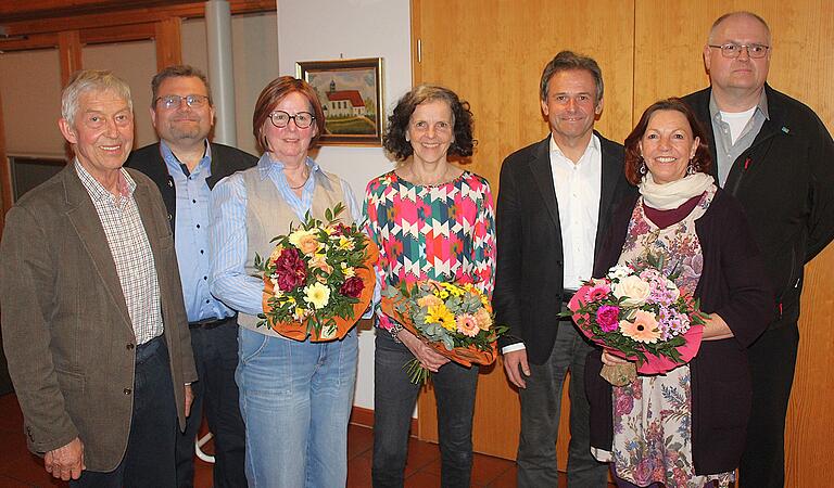Bei der CSU in Wiesentheid schieden Otto Hünnerkopf (links), Maria Stadtelmeyer-Limbacher (Dritte von links) und Helma Schug (Zweite von rechts) aus dem Vorstand aus. Birgit Sinning (Mitte), Stefan Möhringer (Dritter von rechts) und Arnulf Haubenreich (rechts) wurden für langjährige Mitgliedschaft vom Zweiten Vorsitzenden Werner Knaier (Zweiter von links) geehrt. Bei der CSU in Wiesentheid schieden Otto Hünnerkopf (links), Maria Stadtelmeyer-Limbacher (Dritte von links) und Helma Schug (Zweite von rechts) aus dem Vorstand aus. Birgit Sinning (Mitte), Stefan Möhringer (Dritter von rechts) und Arnulf Haubenreich (rechts) wurden für langjährige Mitgliedschaft vom Zweiten Vorsitzenden Werner Knaier (Zweiter von links) geehrt.