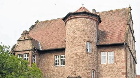 Obwohl sich das Renaissance-Gebäude nur kurz im Besitz der Familie von Fronhof befand, trägt das kleine Burgsinner Schlösschen noch heute deren Namen. Obwohl sich das Renaissance-Gebäude nur kurz im Besitz der Familie von Fronhof befand, trägt das kleine Burgsinner Schlösschen noch heute deren Namen.