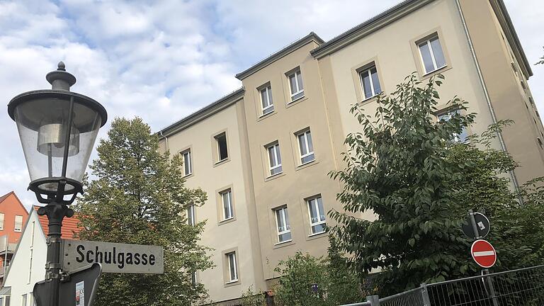 Der Schulstandort 'Grabenschule' in Gerolzhofen wird aufgegeben. Die Klassenzimmer sollen künftig als VHS-Kursräume genutzt werden. Der Schulstandort 'Grabenschule' in Gerolzhofen wird aufgegeben. Die Klassenzimmer sollen künftig als VHS-Kursräume genutzt werden.