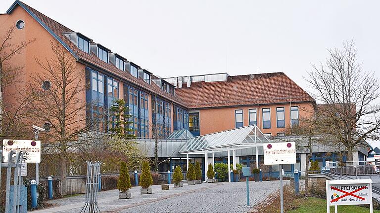Wieder einmal gab es zur ehemaligen Kreisklinik in Bad Neustadt Diskussionen. Diesmal ging es um die Frage, ob das Gebäude nicht als Schülerwohnheim kostengünstig umgebaut werden könne. Wieder einmal gab es zur ehemaligen Kreisklinik in Bad Neustadt Diskussionen. Diesmal ging es um die Frage, ob das Gebäude nicht als Schülerwohnheim kostengünstig umgebaut werden könne.