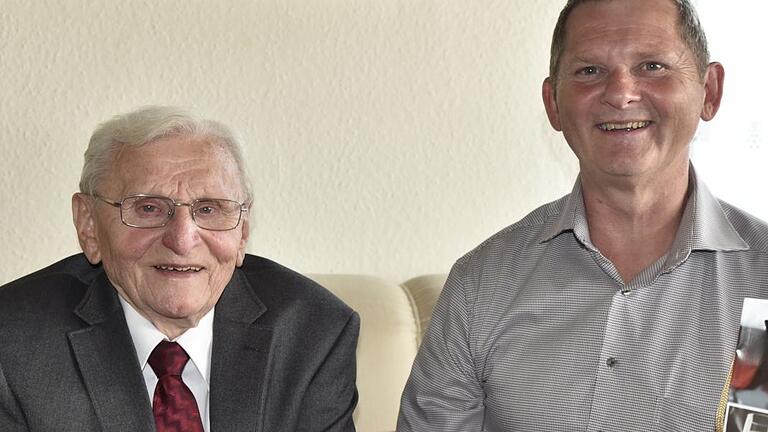 Ein echter Künsberger: 90 Jahre alt ist Walter Bieber jetzt. Zum Geburtstag gratulierte Stadtrat Eddi Klug (rechts).