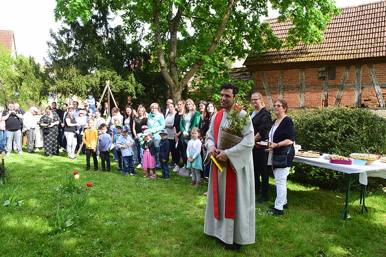 Mit Liedern hießen Kinder des Kindergartens Welbhausen Patrick Herderich willkommen.
