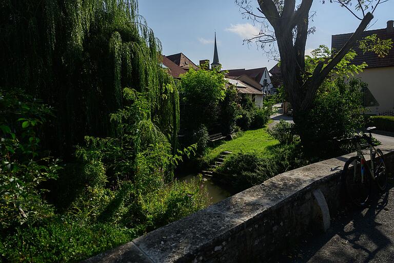 Kleine Brücken mit malerischen Aussichten wie hier in Binsfeld überquert man im Werntal häufiger. Kleine Brücken mit malerischen Aussichten wie hier in Binsfeld überquert man im Werntal häufiger.