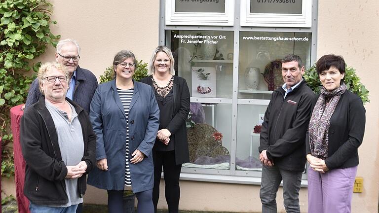 Bestattermeister Matthias Pfaff und Susanne Pfaff, zertifizierte Trauerbegleiterin und Trauerrednerin (rechts), eröffneten in Königsberg am 'Blumen Elisabeth' im Steinweg eine Außenstelle des Bestattungshauses Schorr aus Zeil. Bei der Eröffnung mit dabei (von links): Bernd Werner, Bürgermeister Claus Bittenbrünn, Pastoralreferentin Claudia Nowak und  Außenstellenmitarbeiterin Jennifer Fischer