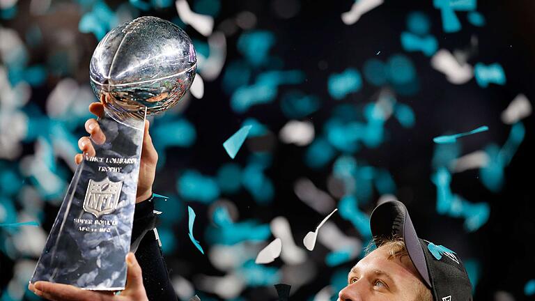 AFP       -  Ein packendes Duell: Beim 52. Super Bowl besiegen die Philadelphia Eagles die New England Patriots. Zum ersten Mal in der Vereinsgeschichte gewinnen die Eagles damit die begehrte NFL-Trophäe.