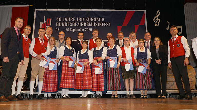 Im Rahmen des Festkommers fanden die Ehrungen langjähriger Musiker des Vereins durch Paul Lehrieder, Manfred Ländner und Markus Schenk statt.