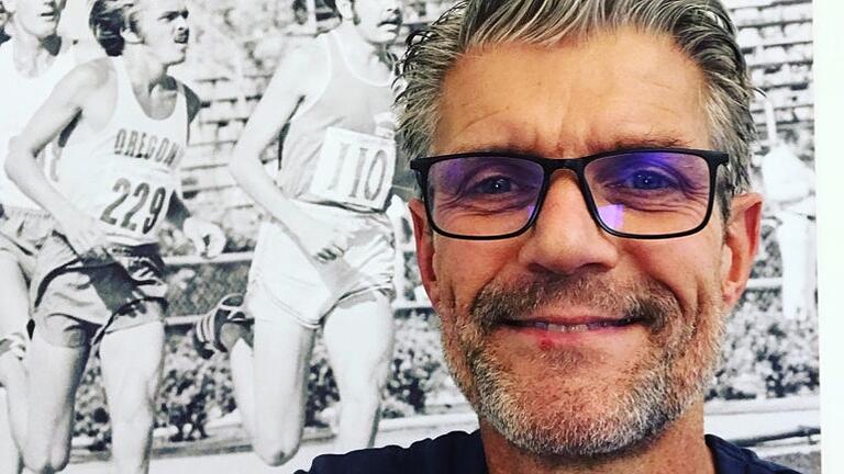 Martin Grüning in seinem Büro: Der Chefredakteur von 'Runner's World' hat mittlerweile elf Fachbücher über das Laufen geschrieben. Martin Grüning in seinem Büro: Der Chefredakteur von 'Runner's World' hat mittlerweile elf Fachbücher über das Laufen geschrieben.