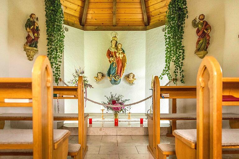 Im Innern der Weinbergskapelle 'Maria an der Kelter' lädt die prächtige Madonna 'Herzogin von Franken', die Abformung einer Rokoko-Hausfigur, zum Gebet und zum Verweilen ein.&nbsp;