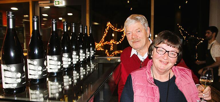 Otto und Inge Schenk sorgen mit Produkten aus ihrem Randersackerer Bio-Weingut für eine handfeste Unterlage der Speisen. Otto und Inge Schenk sorgen mit Produkten aus ihrem Randersackerer Bio-Weingut für eine handfeste Unterlage der Speisen.