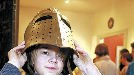 Puuh! Der schwere Ritterhelm bietet Schutz beim Kampf, allerdings wird es darunter auch gehörig warm.