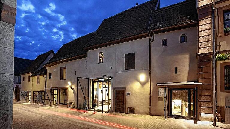 Lange standen die historischen Kirchgaden in Thüngersheim leer. Seit Mitte dieses Jahres ist in Teile der ehemaligen Kirchenbefestigung &ndash; die WeinKulturGaden &ndash; Leben zurückgekehrt.