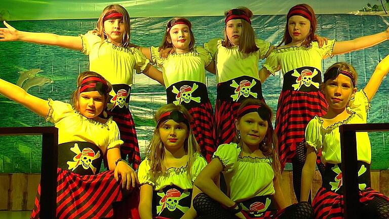 Die Aerobic-Elfen tanzten sich als weibliche Piraten in die Herzen der Zuschauer.