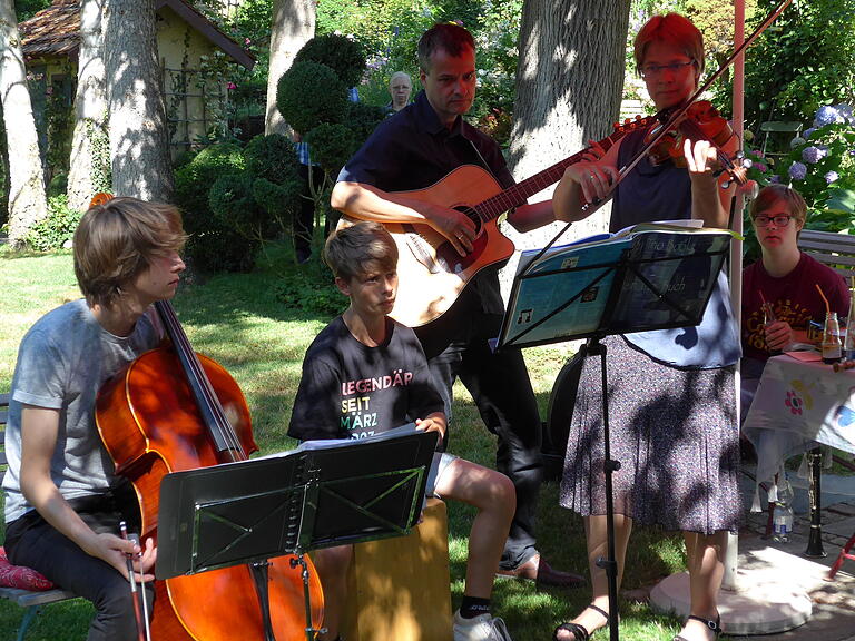 Familien-Ensemble: Bert und Kathrin Eitschbeger mit (v.l.) Adrian, Felix und Tobias. Familien-Ensemble: Bert und Kathrin Eitschbeger mit (v.l.) Adrian, Felix und Tobias.