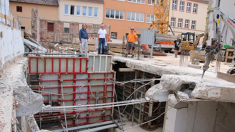 Stadtbaumeister Detlef Mohr (von links), Architekt Andreas Reuter und Polier Markus Haas begutachten Treppenhaus, Aufzugschacht und letzte Abbrucharbeiten im Keller des ehemaligen Kaufhauses.       -  Stadtbaumeister Detlef Mohr (von links), Architekt Andreas Reuter und Polier Markus Haas begutachten Treppenhaus, Aufzugschacht und letzte Abbrucharbeiten im Keller des ehemaligen Kaufhauses.